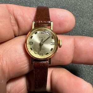 Vintage Timex 17 Jewels Ladies Gold Tone Mechanical Wind Up Watch Parts / Repair